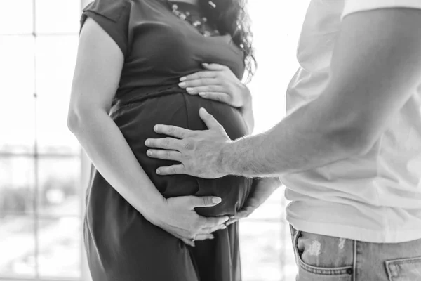 Mulher Muito Grávida Com Seu Marido Feliz — Fotografia de Stock