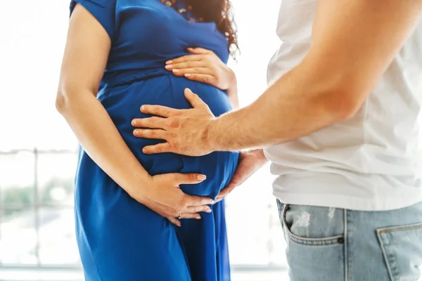 Mooie Zwangere Vrouw Met Haar Gelukkige Echtgenoot — Stockfoto