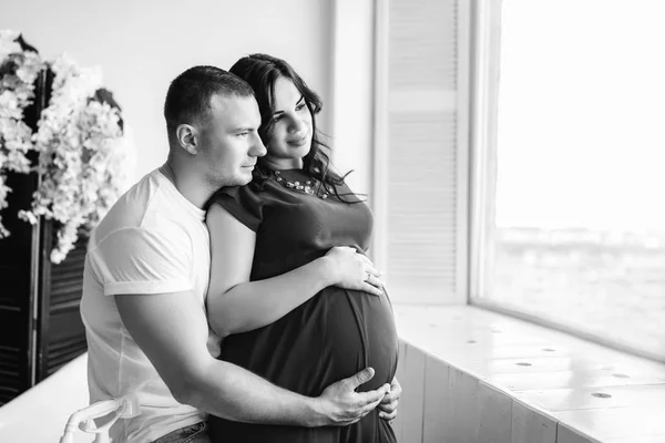 Αρκετά Έγκυος Γυναίκα Τον Σύζυγό Της Ευτυχισμένη — Φωτογραφία Αρχείου