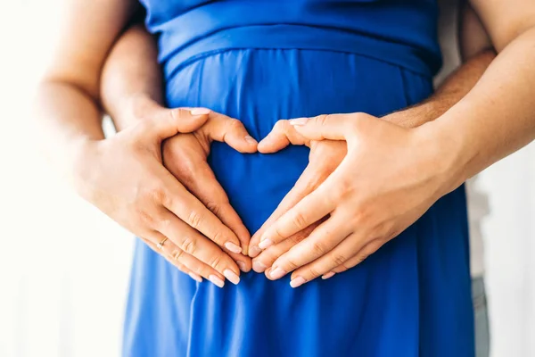 Mooie Zwangere Vrouw Knuffel Met Haar Echtgenoot — Stockfoto