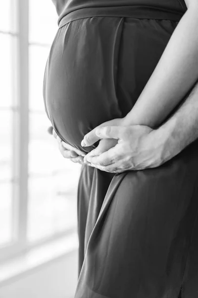 Mooie Zwangere Vrouw Knuffel Met Haar Echtgenoot — Stockfoto