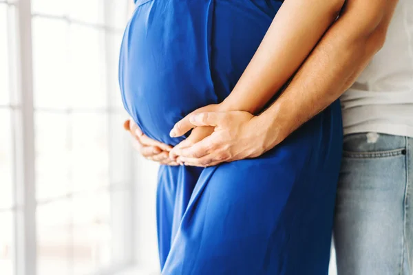 Mooie Zwangere Vrouw Knuffel Met Haar Echtgenoot — Stockfoto