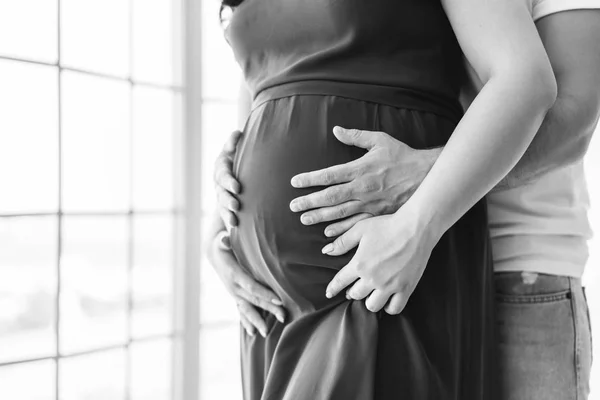 Mooie Zwangere Vrouw Knuffel Met Haar Echtgenoot — Stockfoto