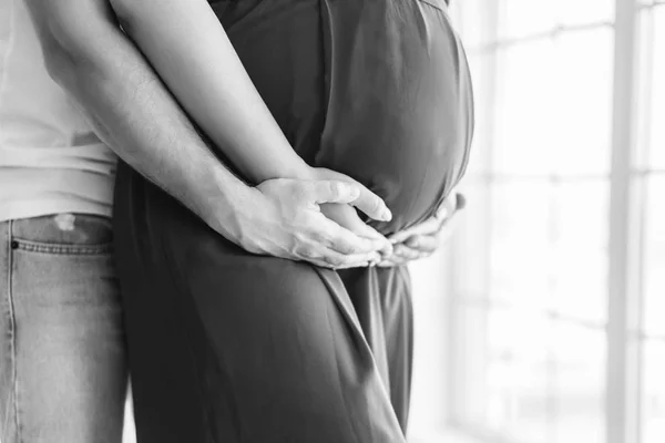 Pretty Pregnant Woman Hug Her Husband — Stock Photo, Image