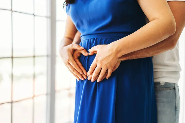 Mooie Zwangere Vrouw Knuffel Met Haar Echtgenoot — Stockfoto