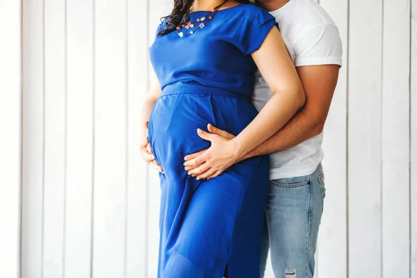 Hübsche Schwangere Frau Umarmt Ihren Mann — Stockfoto