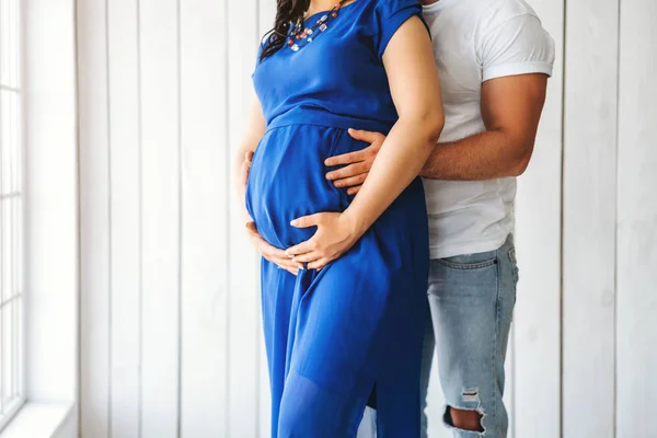 Hübsche Schwangere Frau Umarmt Ihren Mann — Stockfoto