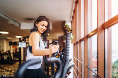 Spor salonunda ellipsoidal makinede eğitim kadın.