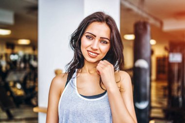 Spor salonunda poz sportif kız portresi