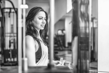 Spor salonunda spor malzemeleri ile eğitim kadın fotoğrafı siyah-beyaz.