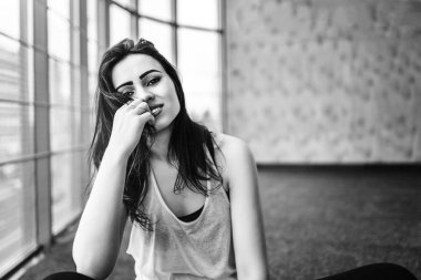 Oldukça sportif kız rahatlatıcı jimnastik salonu, siyah ve beyaz katta.