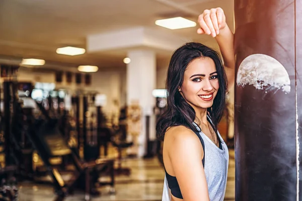 Ragazza Sportiva Che Abbraccia Sacco Boxe Palestra — Foto Stock