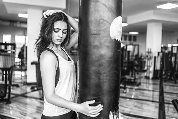 Černobílý Pohled Sportovní Dívka Pózuje Poblíž Boxovací Pytel Tělocvičně — Stock fotografie