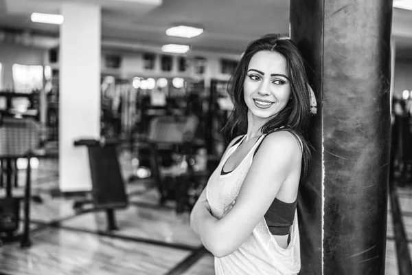 Siyah Beyaz görünümü bir kum torbası içinde jimnastik salonu yakınındaki sportif kız