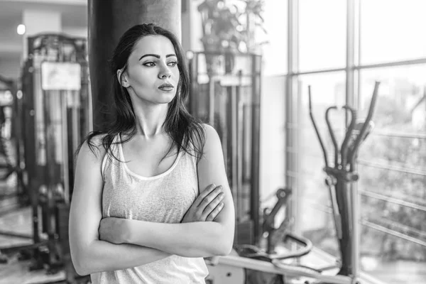 Vista Blanco Negro Chica Deportiva Cerca Del Saco Boxeo Gimnasio — Foto de Stock