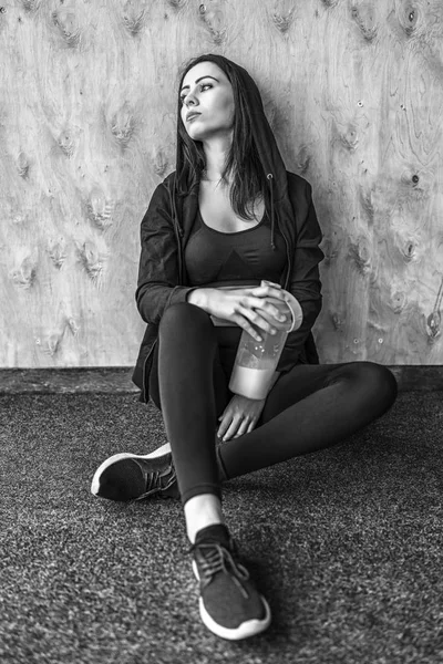 Черно Белое Фото Спортивной Девушки Сидящей Полу Спортзале Пьющей Протеиновый — стоковое фото