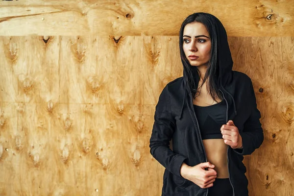 Ganska Sportig Tjej Svart Hoodie Och Topp Poserar Gym — Stockfoto