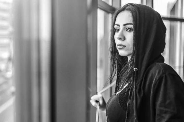 Foto Blanco Negro Una Chica Bastante Deportiva Con Capucha Gimnasio — Foto de Stock