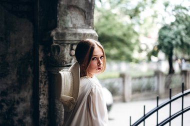 Beyaz elbisenin açık ev eski bahçe içinde güzel kadın