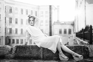 Siyah Beyaz görünümü kadının beyaz elbise açık poz içinde.