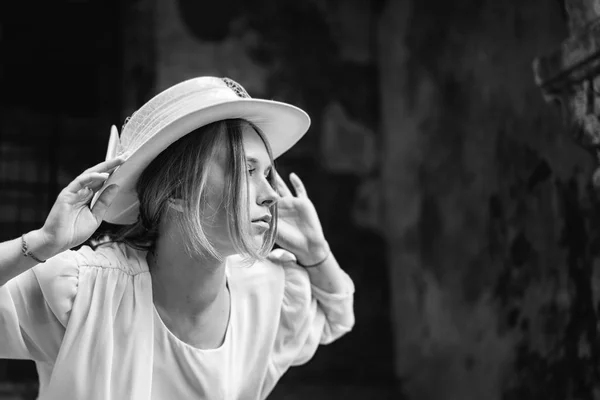 Vue Noir Blanc Jolie Femme Robe Blanche Chapeau Extérieur Avec — Photo