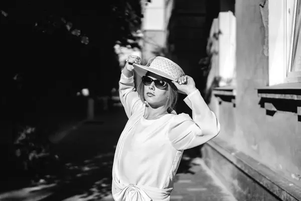 Vue Noir Blanc Jolie Femme Robe Vintage Blanche Chapeau Lunettes — Photo