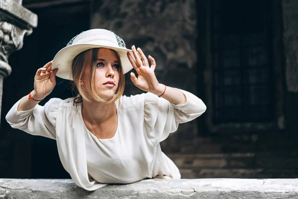 Mulher Bonita Vestido Branco Posando Cerca Pedra Velha Livre — Fotografia de Stock