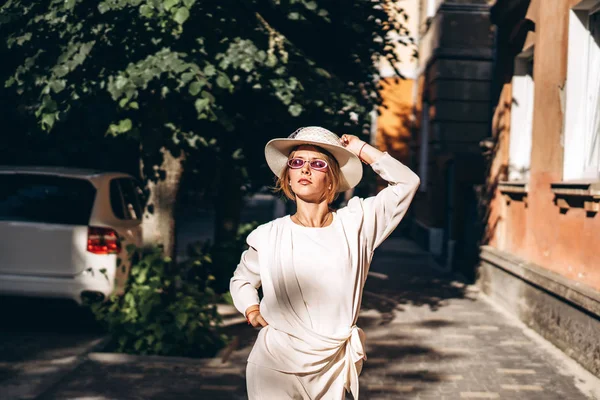 Mujer Joven Vestido Vintage Blanco Sombrero Caminando Por Calle — Foto de Stock