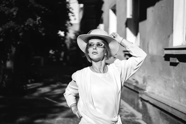 Vista Blanco Negro Una Mujer Bonita Vestido Vintage Blanco Sombrero — Foto de Stock