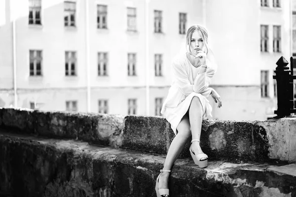 Vue Noir Blanc Femme Robe Blanche Posant Plein Air — Photo