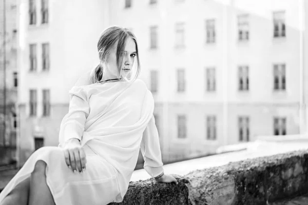 Vue Noir Blanc Femme Robe Blanche Posant Plein Air — Photo