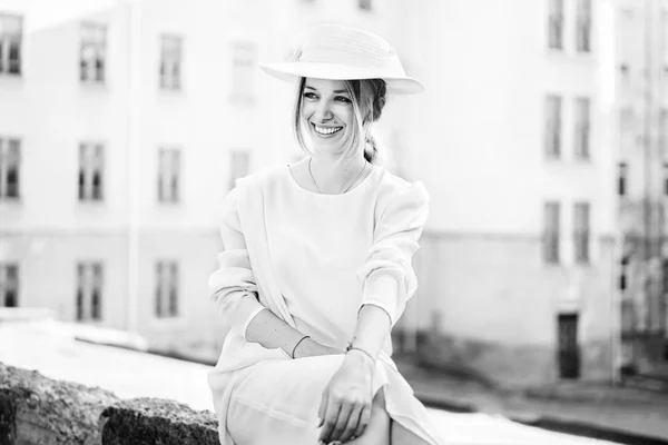 Vista Bianco Nero Della Donna Abito Bianco Vintage Cappello Seduto — Foto Stock