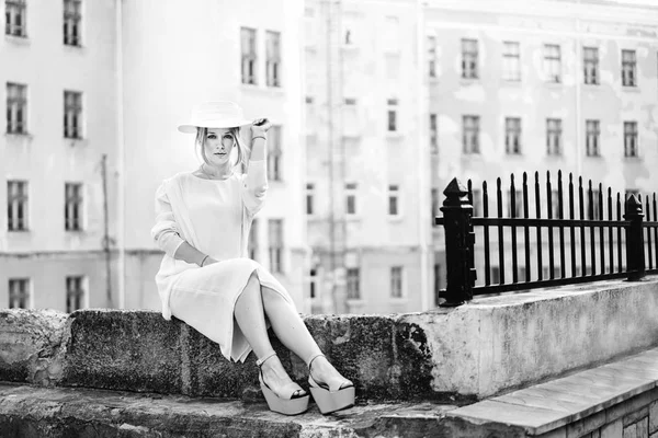 Vista Blanco Negro Mujer Vestido Vintage Blanco Sombrero Sentado Valla — Foto de Stock