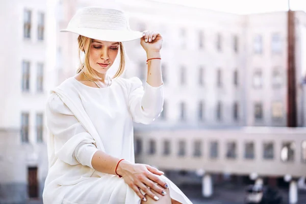 Žena Bílém Vintage Šaty Klobouk Sedí Venkovní Pozadí Rozmazané Dům — Stock fotografie