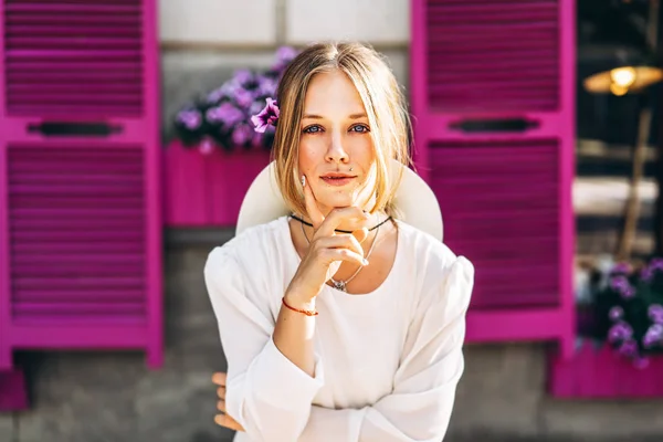 Mujer Bonita Vestido Vintage Blanco Calle Con Ventanas Púrpura Detrás — Foto de Stock