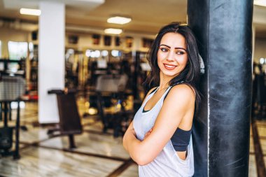 spor salonunda kum torbası olarak yaslanmış yorgun kadın