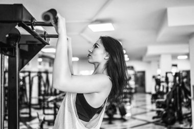  çekici kadın spor salonunda yukarı çekerek yan görünüm