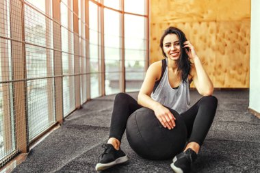 sportif kadın saç slam top spor salonu ile otururken sabitleme