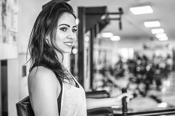 Ganska Ung Kvinna Flexar Muskler Kabel Gym Maskin — Stockfoto