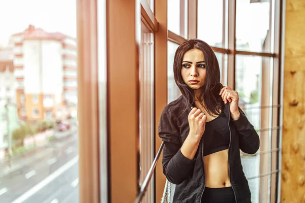 Attraente Donna Sportiva Che Indossa Cappuccio Guardando Strada Mentre Piedi — Foto Stock