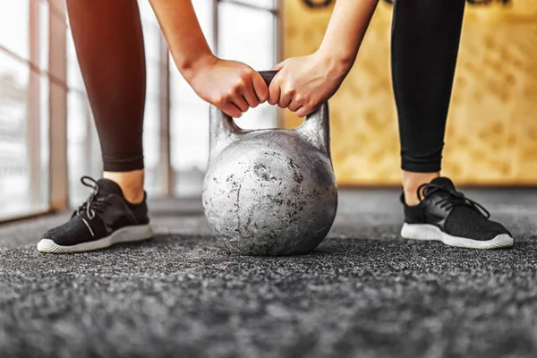 Mulher Desportiva Levantando Kettlebell Chão Ginásio — Fotografia de Stock