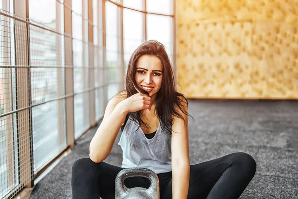 Bella Donna Sportiva Che Fissa Capelli Mentre Seduto Palestra — Foto Stock