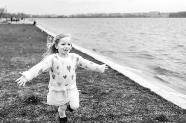 boşanmış elle Park'ta açık çalışan mutlu güzel kız