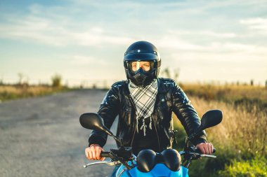 Yolda açık spor motosiklet sürme motorcu