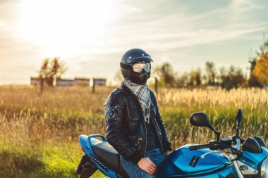 Motorcu spor motosiklet yolda açık oturma kask ve deri ceket
