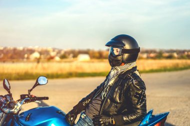 motorcu rahatlatıcı spor motosiklet yolda açık yan görünüm
