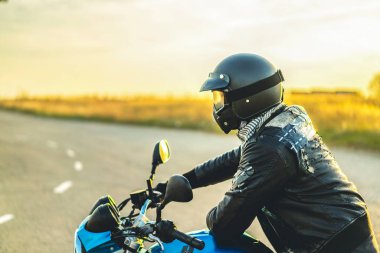 açık spor motosiklet üzerinde oturan miğfer motorcu yan görünüm 