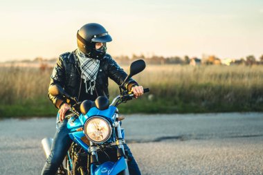 Motosiklet kask ve spor motosiklet yolda açık oturma maskesi