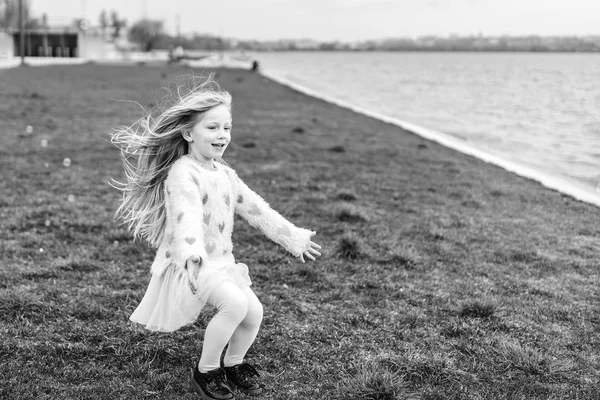 Glückliches Hübsches Mädchen Mit Geschiedenen Händen Läuft Draußen Park — Stockfoto
