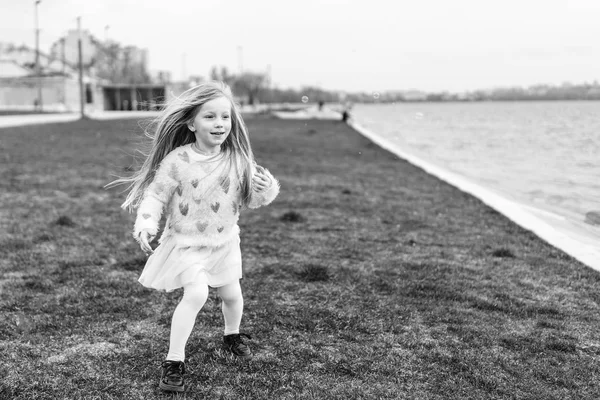 Pequena Menina Bonita Feliz Desfrutando Correndo Grama Livre Costa Lago — Fotografia de Stock